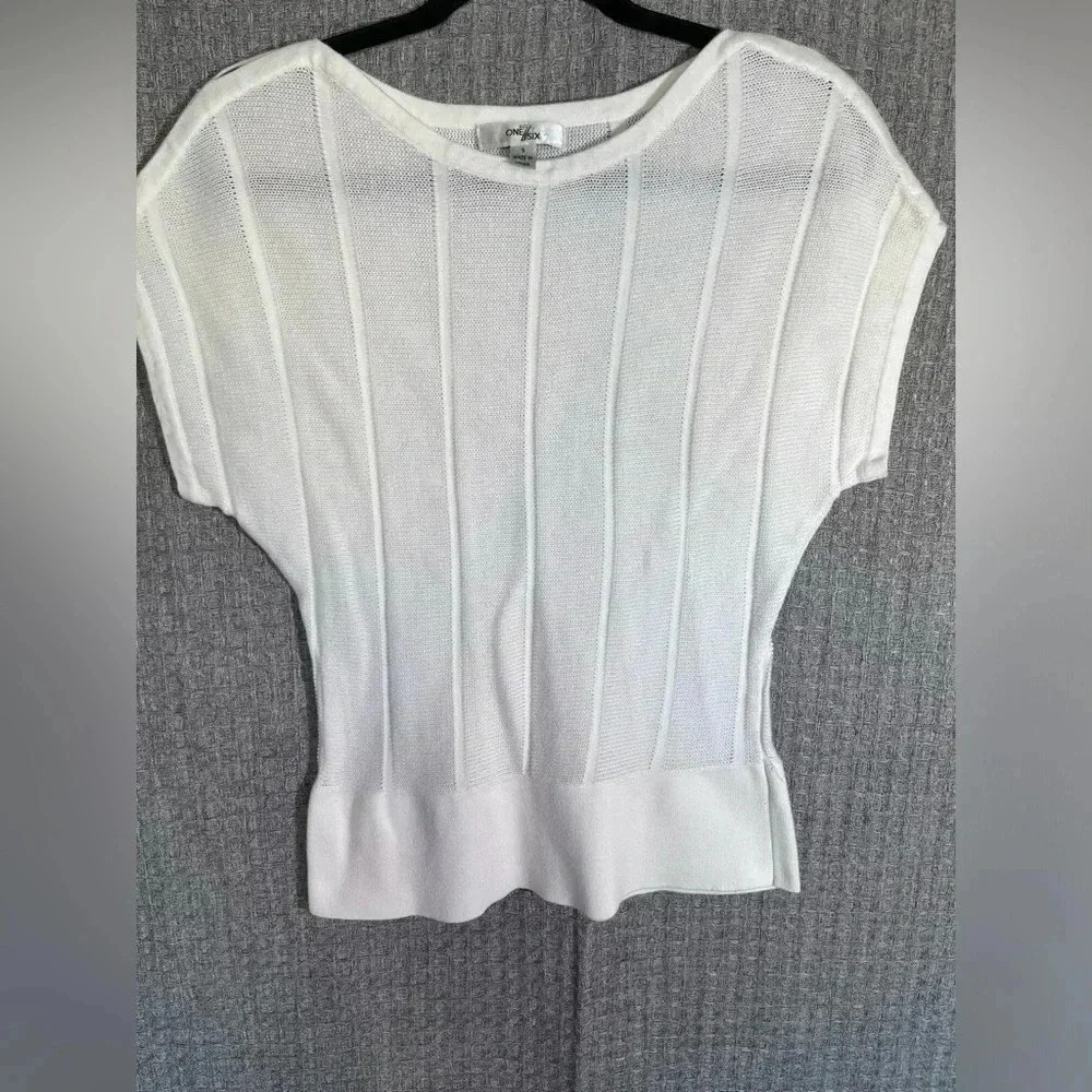 One 7 Six Women’s size small short sleeve knit blouse
